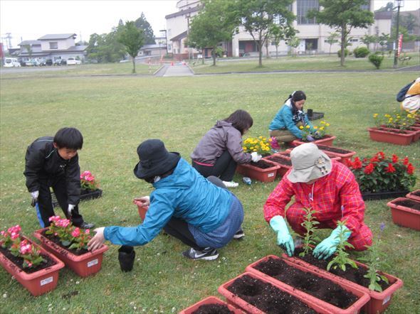 市民参加の花苗植え