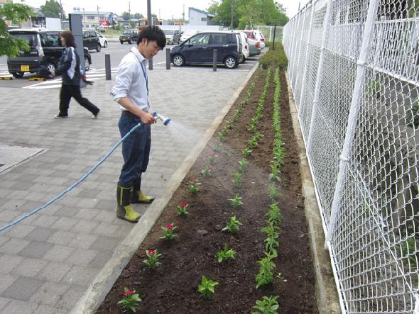 ボランティアによる花植え